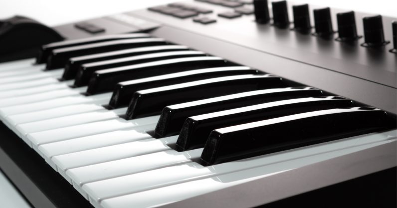 The Komplete Kontrol A25 is an excellent MIDI-controller without any bloat