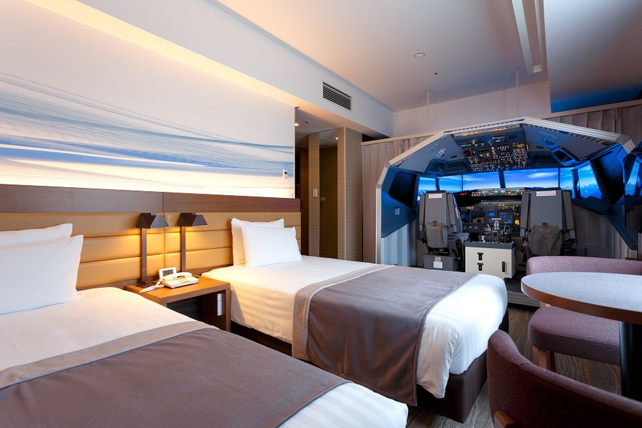 A Japanese hotel has built a lifesize flight simulator into one of its rooms