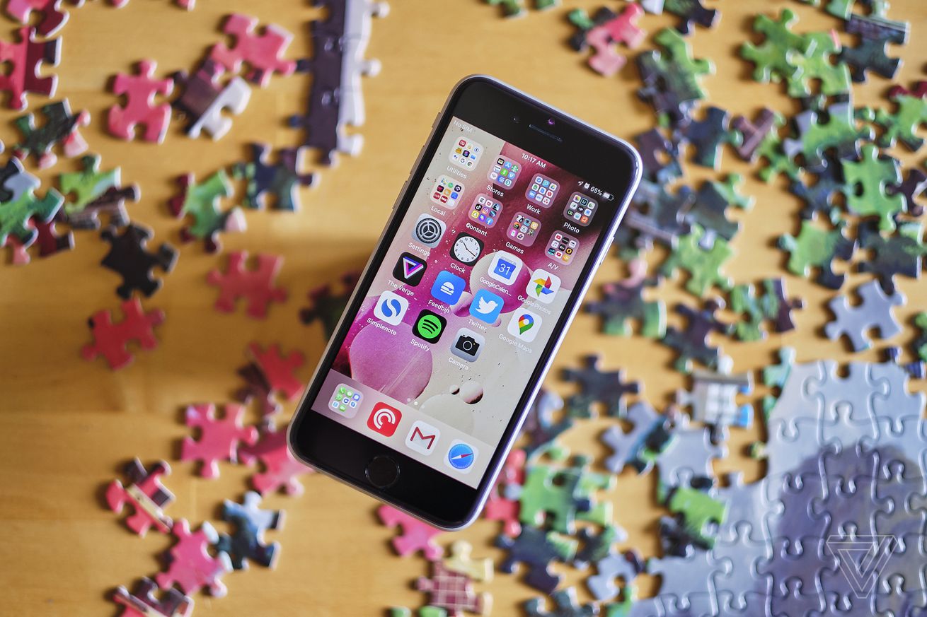 The iPhone SE can’t expand lock screen notifications with Haptic Touch