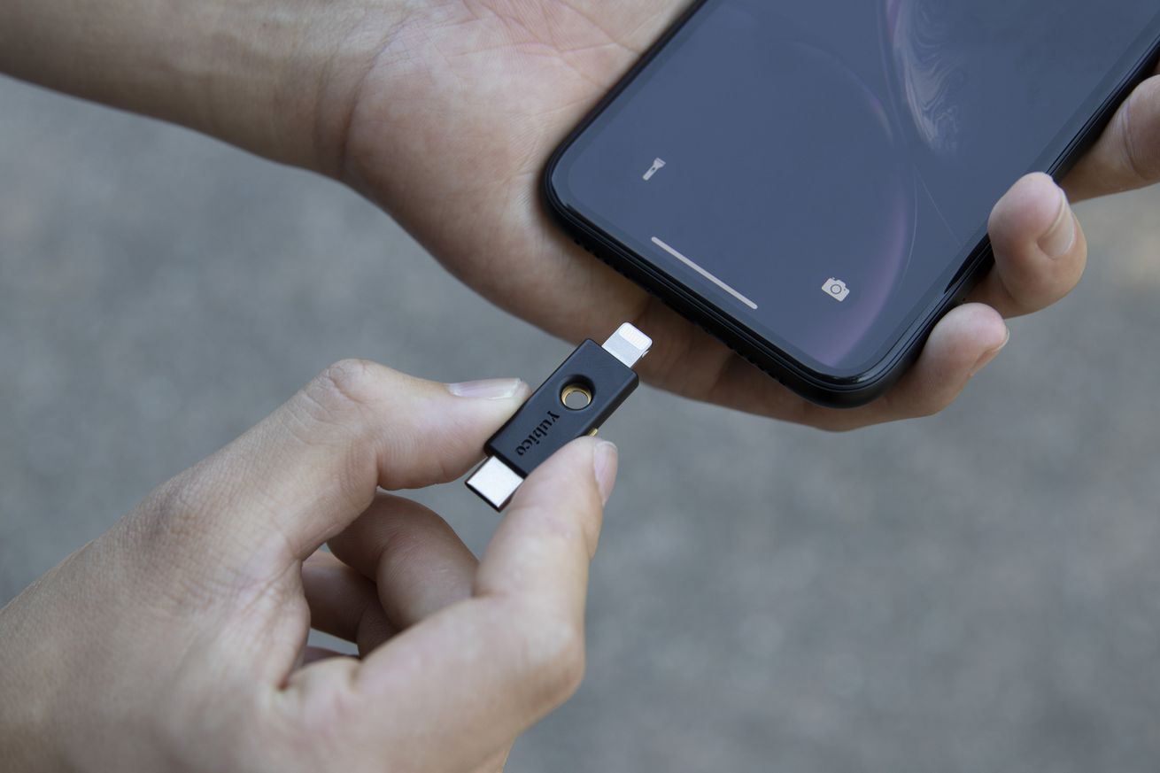 Google accounts now work with NFC, USB-C, and Lightning security keys on iOS