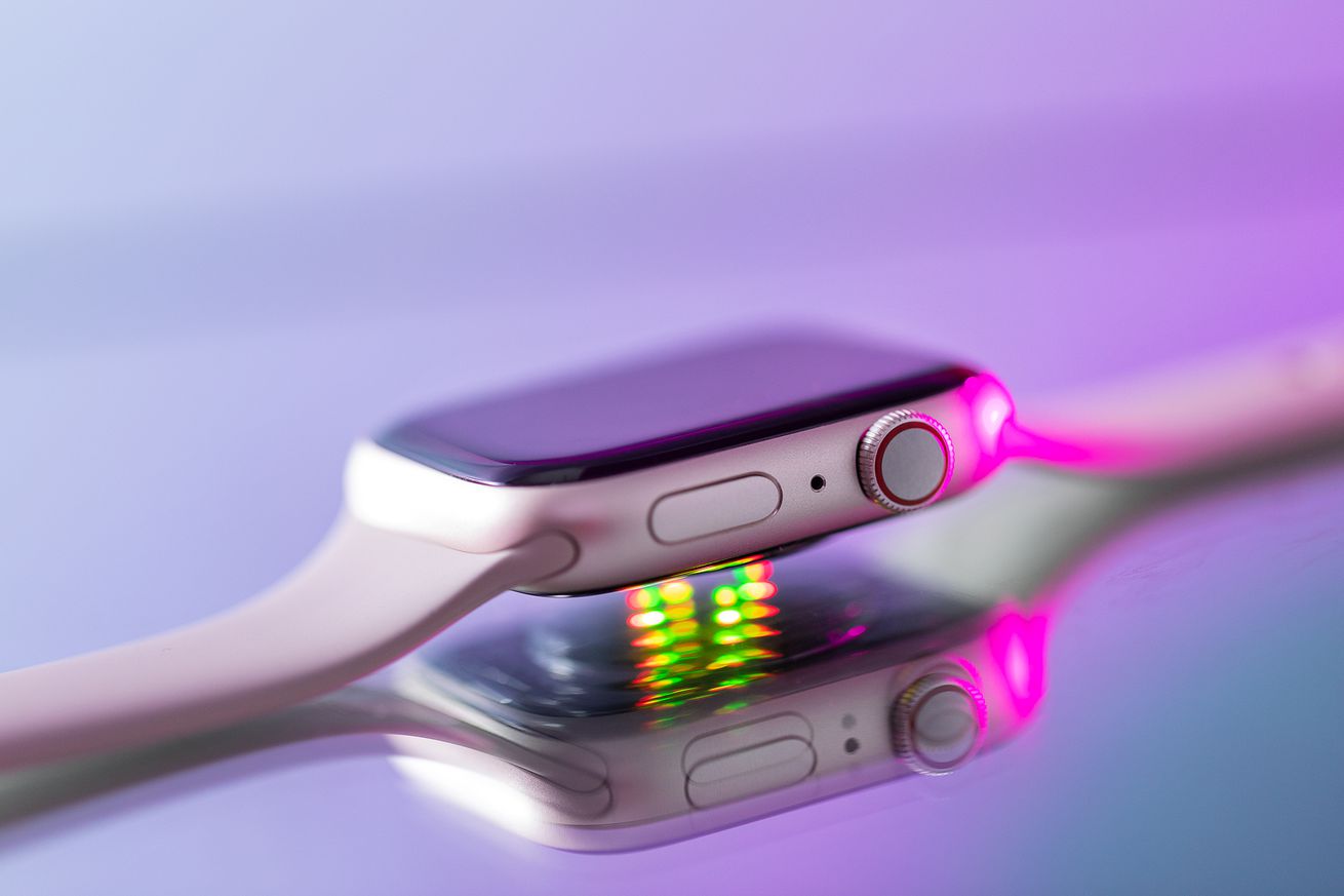 No, smartwatches and smart rings can’t measure blood glucose yet