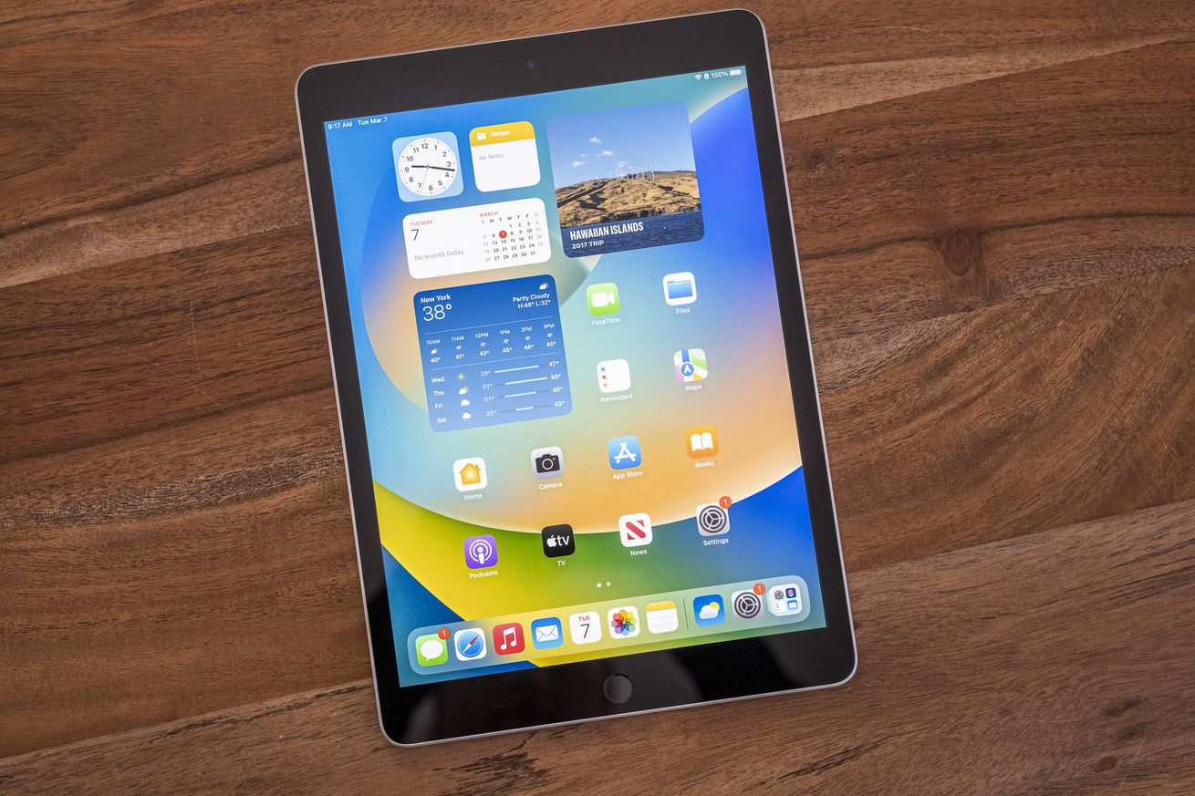 Apple quietly kills the old-school iPad and its headphone jack