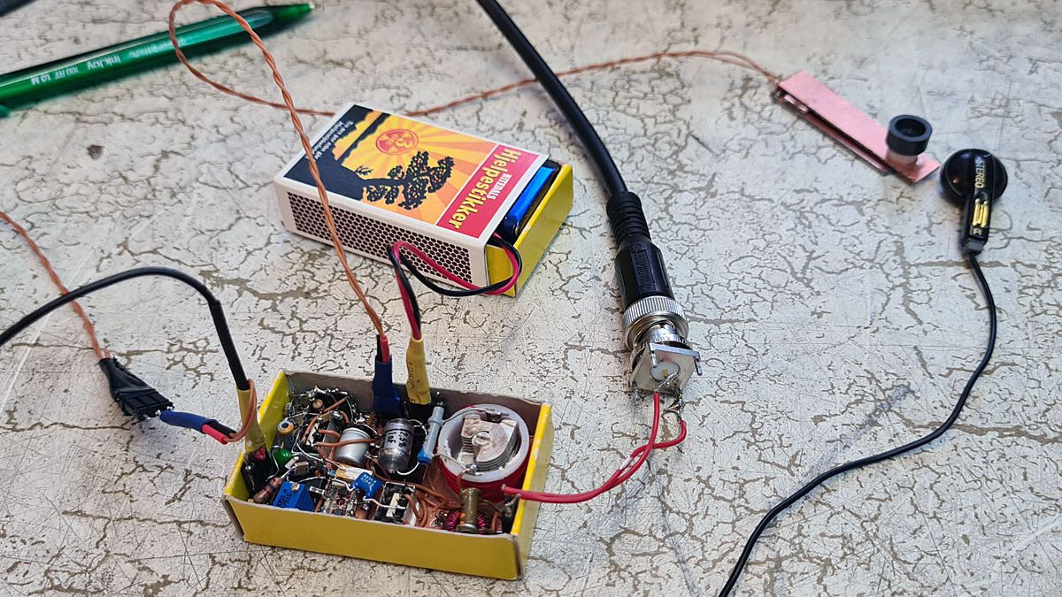 Matchbox Transceiver Pushes the Spy Radio Concept to Its Limits