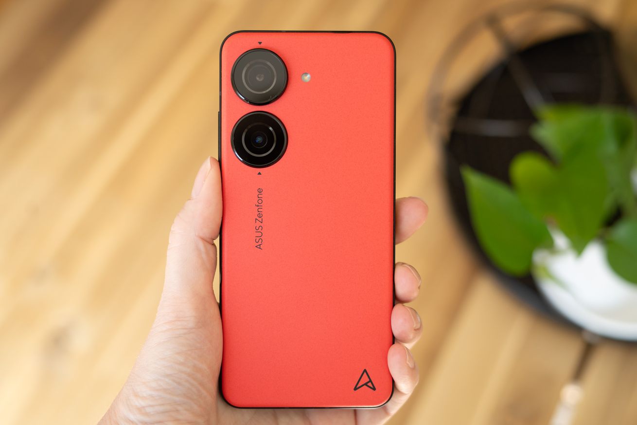 One of the last small-ish Android phones looks like it’s going the way of the iPhone Mini