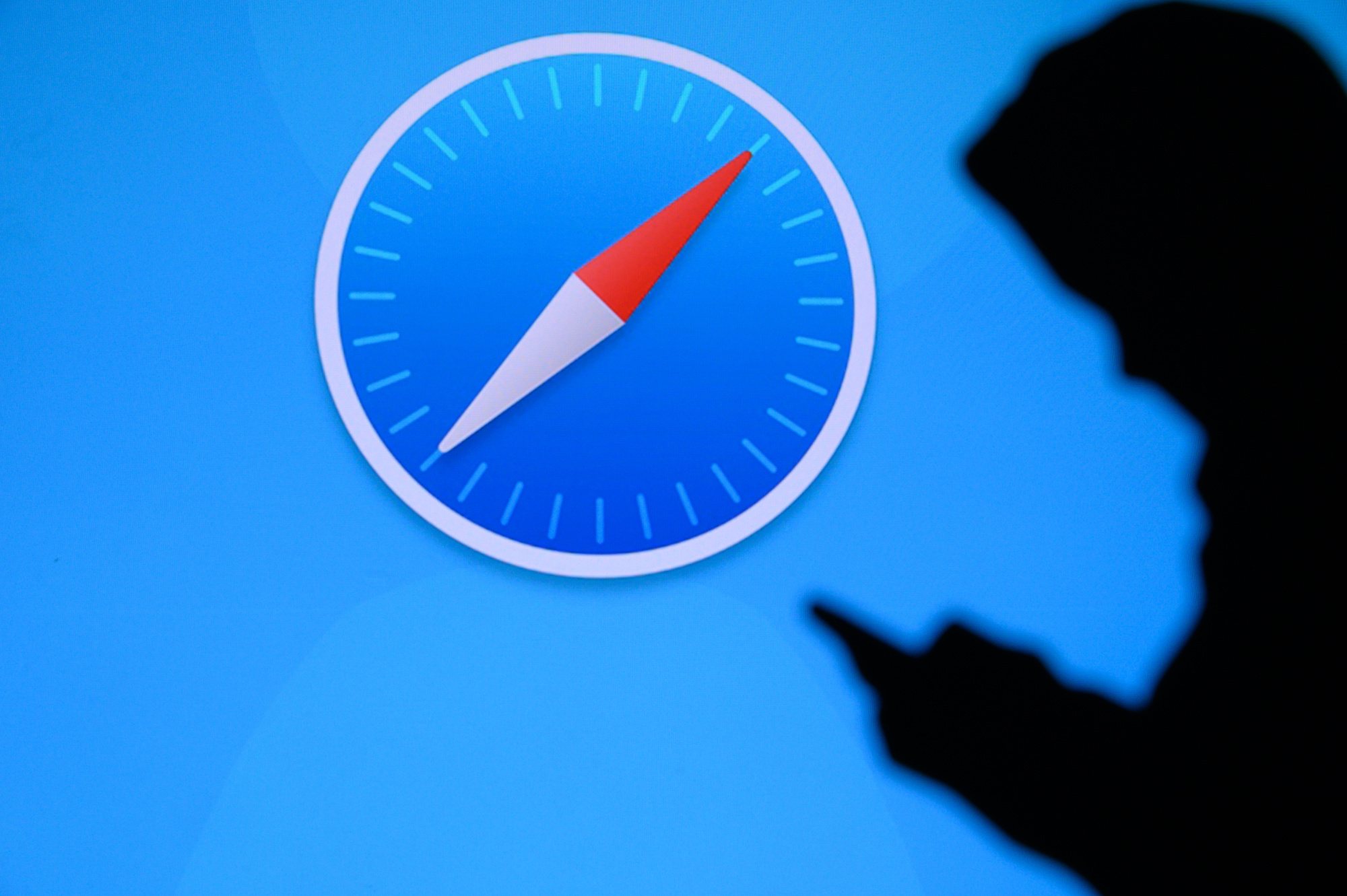 Apple to let EU users delete Safari by end of year