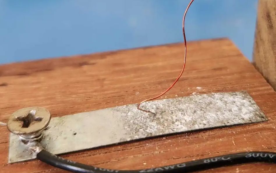 Making a Crystodyne Radio With Zinc Oxide and Cat’s Whiskers