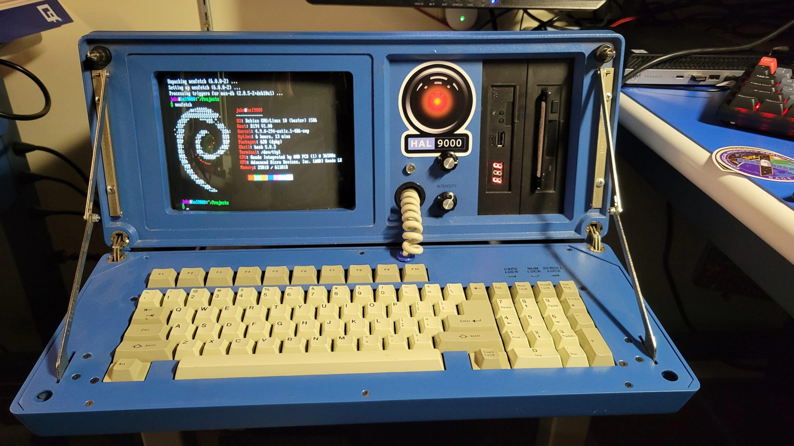Luggable Cyberdeck Can Still Be a Luggable PC
