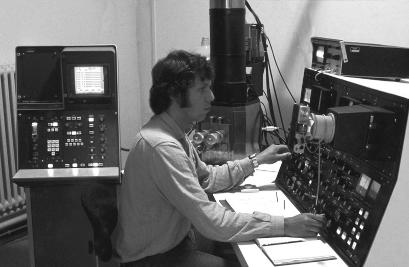 How We Got the Scanning Electron Microscope