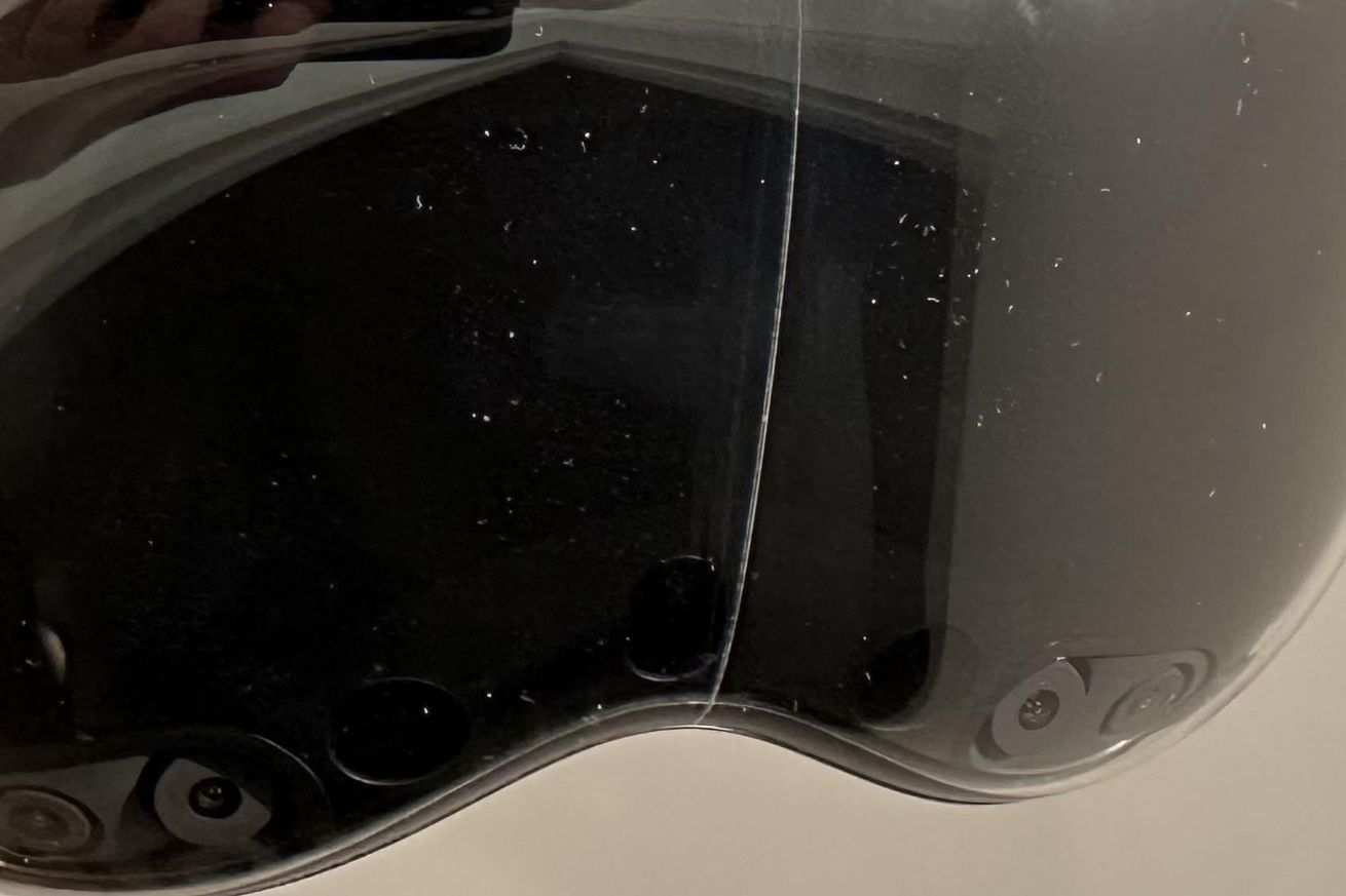Vision Pro Owners Are Reporting a Mysterious Crack in the Front Glass