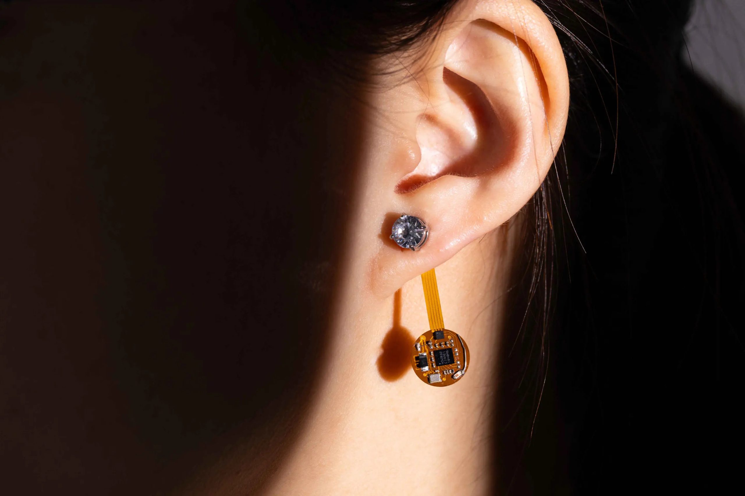 Thermal Earring Tracks Body Temperature