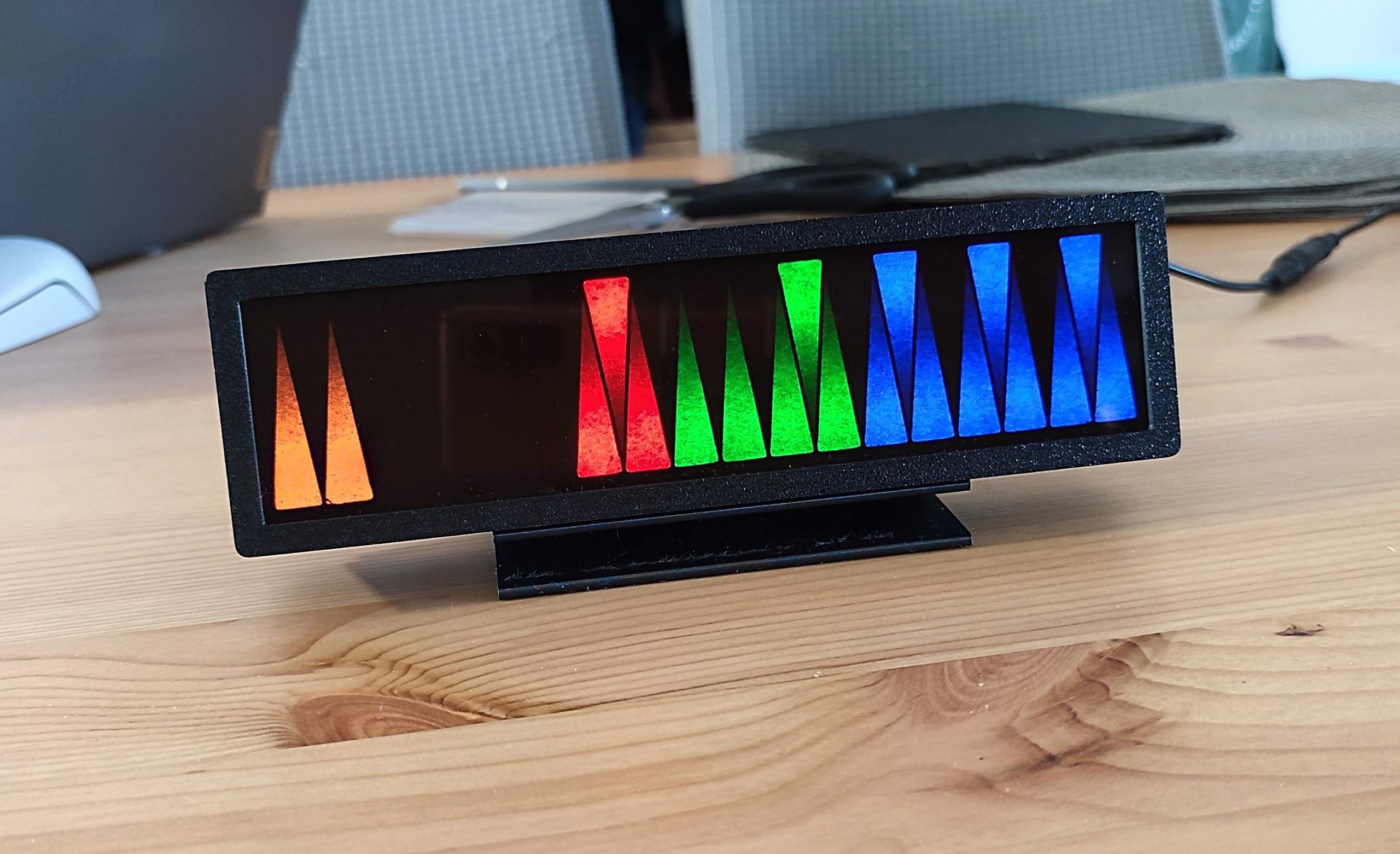 Linear LED Clock Looks Decidedly Vintage